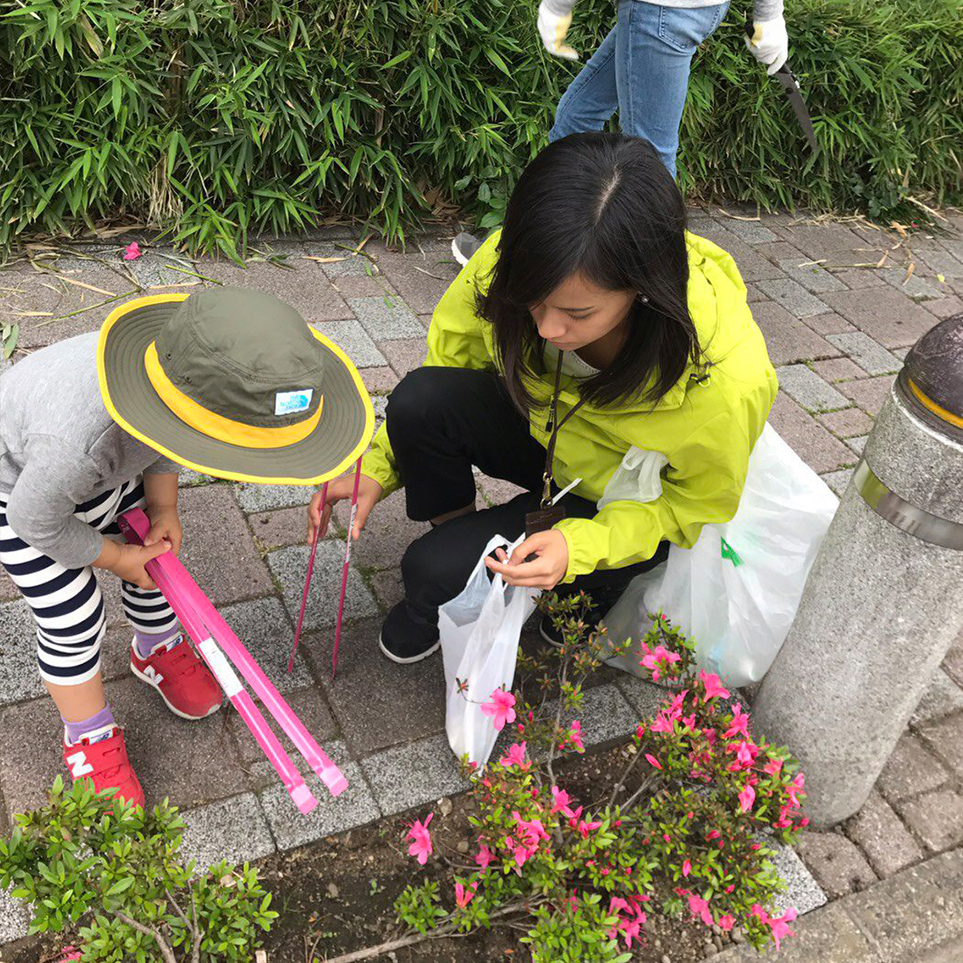子どもたちと地域のごみ拾い活動